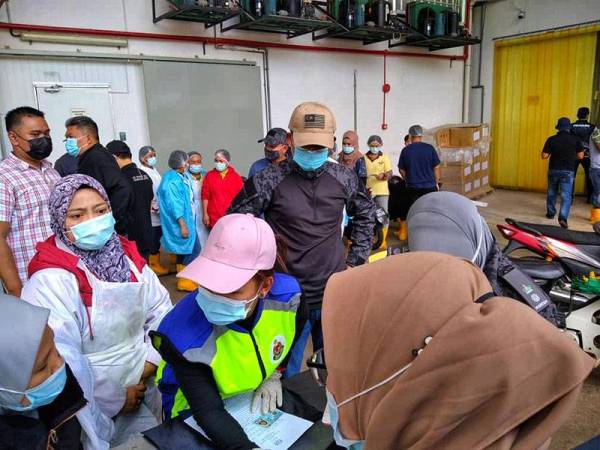 Khairul (tengah) ketika meninjau pemeriksaan oleh anggota terlibat dalam operasi di sebuah kilang di Raub hari ini.