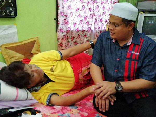 Mohd Akmal ketika mengunjungi M Daud Kilau di Kampung Sungai Balai Baruh, Bagan Datuk hari ini.