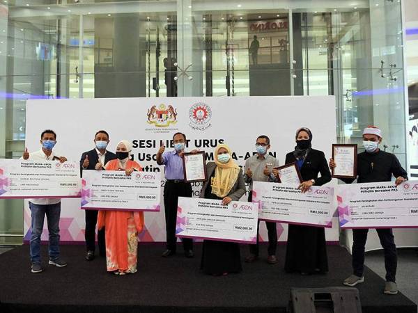 Zulfikri (belakang, dua dari kiri) bersama penerima anugerah usahawan sempena Program Sesi Libat Urus Bersama Usahawan MARA - AEON 'Prihatin Bersama PKS' di AEON Shah Alam hari ini.