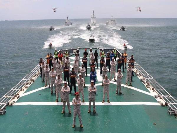 Sebahagian pegawai dan anggota APMM yang menyertai Eksesais Helang Laut di perairan Selat Melaka.