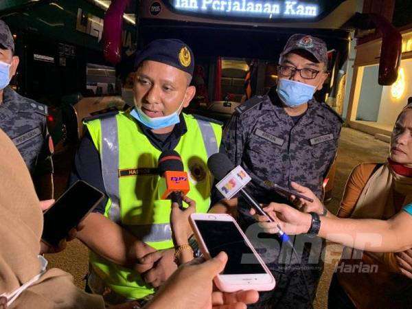 Mohd Hasnor pada sidang akhbar sempena operasi khas yang dilakukan di Terminal Bas Lembah Sireh, Kota Bharu malam tadi.
