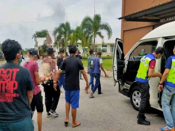 Antara 17 individu yang ditahan dalam serbuan AADK semalam. Foto Ihsan AADK 