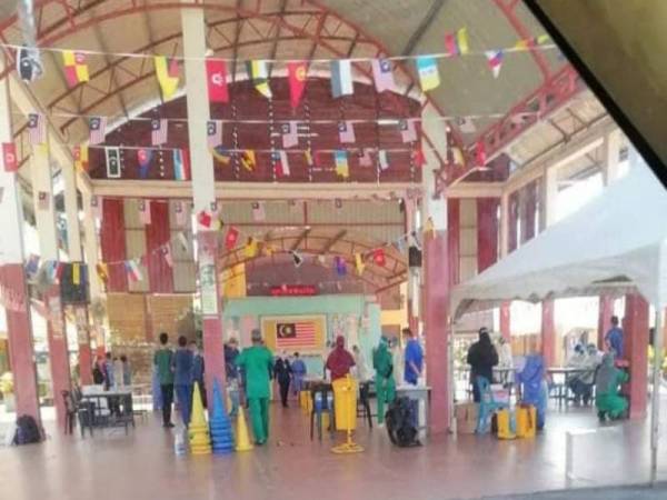 Gambar tular membabitkan pasukan KKM menjalankan ujian saringan Covid-19 di Sekolah Kebangsaan (SK) Permatang Janggus, Penaga, semalam