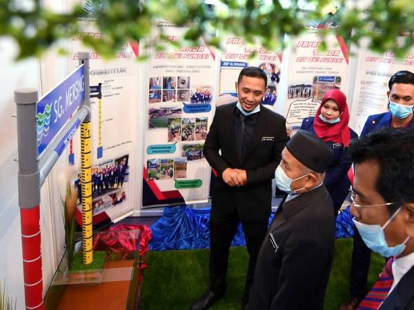Tuan Ibrahim (dua dari kiri) ketika melawat kawasan gerai pameran selepas merasmikan Sambutan Hari Inovasi Jabatan Pengairan dan Saliran (JPS) 2020 hari ini.