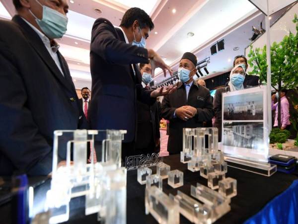 Tuan Ibrahim (tiga dari kanan) mendengar taklimat disampaikan Jurutera Daerah JPS Kuala Langat semasa melawat gerai pameran pada perasmian Sambutan Hari Inovasi JPS 2020 hari ini.