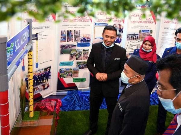 Tuan Ibrahim (dua, kiri) ketika melawat kawasan gerai pameran selepas merasmikan Sambutan Hari Inovasi JPS 2020, hari ini. - Foto Bernama