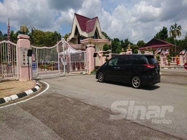Pintu masuk utama Kompleks Seri Negeri Ayer Keroh di sini ditutup selepas seorang wakil rakyat dipercayai positif Covid-19. 