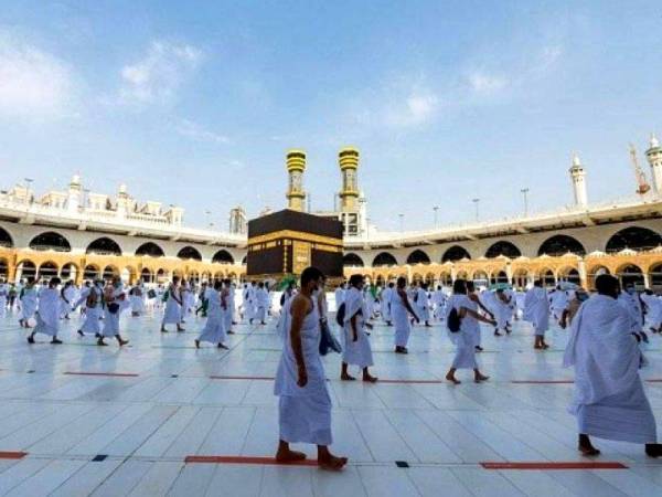 Jemaah perlu mematuhi peraturan ditetapkan termasuk langkah penjarakkan fizikal sepanjang tempoh menunaikan umrah. - Foto AFP