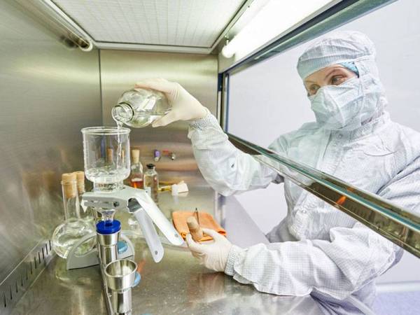 Dua fasa pertama ujian klinikal menunjukkan keberkesanan dan keselamatan vaksin EpiVacCorona tersebut. - Foto Agensi