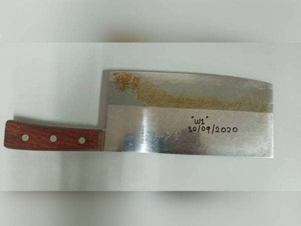 Pisau yang dirampas disyaki digunakan dalam pergaduhan terbabit.