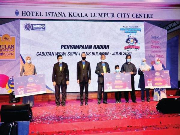 Dr Sulaiman (dua dari kanan) yang mewakili Wan Saiful merasmikan Bulan Menabung SSPN 2020 sambil diperhatikan oleh Ahmad Dasuki (dua dari kiri) dan tetamu kenamaan di Kuala Lumpur, semalam.