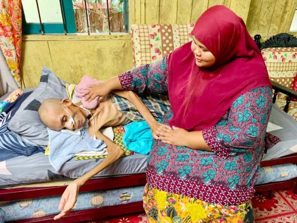 Siti Aisyah tidak pernah mengeluh menjaga suaminya yang terlantar menderita sakit kanser di rumahnya di Kampung Kedai Buloh di sini.
