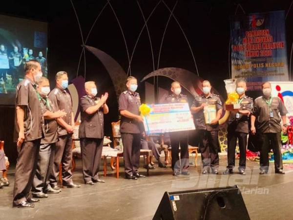 Penyampaian replika cek kepda para pemenang Hari Inovasi 2020 di Kuantan hari ini.