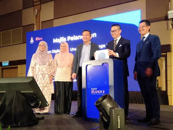 Chang Khim (dua dari kanan) membuat gimik pelancaran pada Majlis Pelancaran PRODUTK di Shah Alam kelmarin.