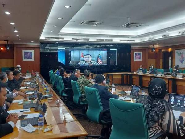 Amirudin mempengerusikan Mesyuarat Majlis Keselamatan Negeri Selangor melalui sidang video hari ini.