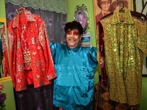 Raja Gelek Malaysia, Datuk M Daud Kilau, 82, bersama koleksi baju labuci miliknya di kediamannya di Kampung Sungai Balai Baruh hari ini. - Foto Bernama