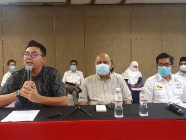 Nor Hizwan (kiri) pada sidang akhbar disiarkan secara langsung di laman Facebook Friends Of Zuraida Kamaruddin hari ini.