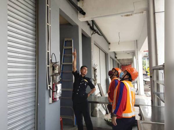 TNB memotong bekalan elektrik di premis tersebut.
