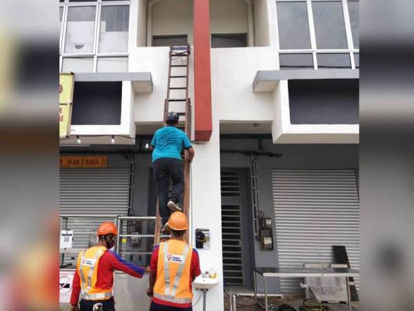TNB memotong bekalan elektrik di premis tersebut.