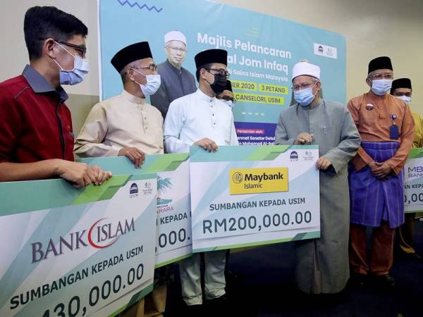 Zulkifli (dua dari kanan) beramah mesra dengan para penyumbang zakat korporat pada Majlis Pelancaran Portal Jom Infaq USIM di Galeri Canselori USIM hari ini. Turut hadir Naib Canselor USIM, Prof Dr Mohamed Ridza Wahiddin (kanan) - Foto Bernama