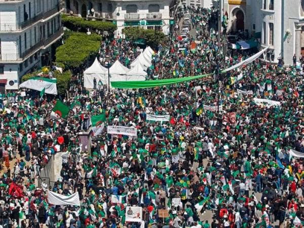 Gambar fail menunjukkan para penunjuk perasaan di Algeria berhimpun bagi menentang pemerintahan Abdelaziz Bouteflika yang kemudian terpaksa meletakkan jawatan. - Foto AFP