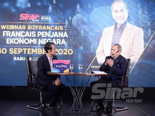 Wan Junaidi (kanan) pada program Sinar Live Khas Webinar Bizfrancais: Francais Penjana Ekonomi Negara di Kumpulan Karangkraf, Shah Alam pada Rabu lalu. - FOTO ROSLI TALIB