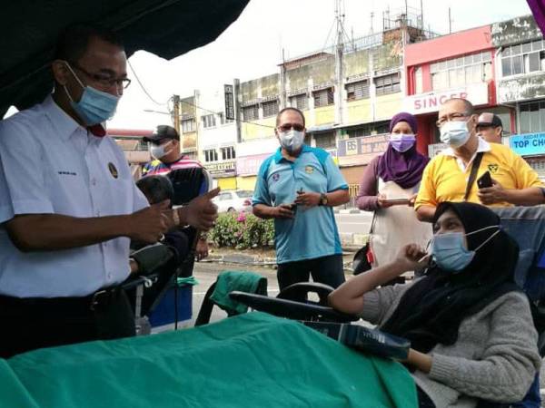 Dr Noor Azmi (kiri) bertemu dengan penderma darah pada Kempen Derma Darah anjuran KRT Bagan Serai Timur dan Yayasan Amal Malaysia Cawangan Perak di pekan Bagan Serai, di sini, hari ini.