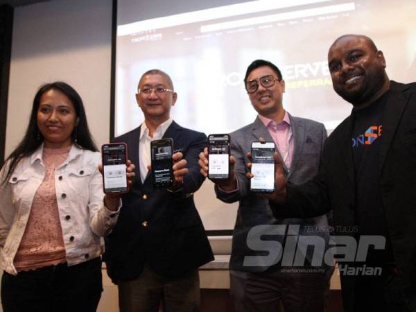 Muhammad Arash (kiri) bersama Kuan Keat (dua dari kiri) dan Allan (dua dari kanan) menunjukkan aplikasi Tronserve Link yang berkonsepkan DIY selepas Majlis Pelancaran Platform Laman Web Konsep DIY dan Aplikasi Mesyuarat Maya, Link Pertama di Malaysia di hari ini. - Foto SINAR HARIAN/ ASRIL ASWANDI SHUKOR