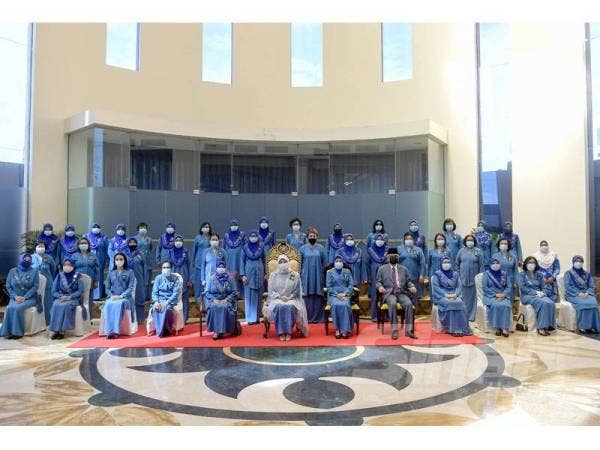 Tunku Azizah berkenan bergambar bersama para ahli Persatuan Pandu Puteri Malaysia ketika mencemar duli berangkat hadir pada Persidangan Pandu Puteri dan Mesyuarat Agung Tahunan Ke-55 Persatuan Pandu Puteri Malaysia Tahun 2020 hari ini. - Foto Bernama