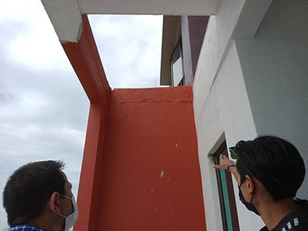 Tun Faisal (kiri) meninjau keadaan di PPAM Melinjau, Putrajaya hari ini.