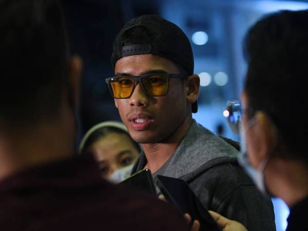 Pemain Kelab Bolasepak Johor Darul Ta'zim (JDT), Safawi Rasid (tengah) memeluk ibu bapanya sambil mengucapkan selamat tinggal sebelum berlepas ke Portugal hari ini bagi menyertai Liga Premier Portugal bersama kelab Portimonense FC. Foto: Bernama