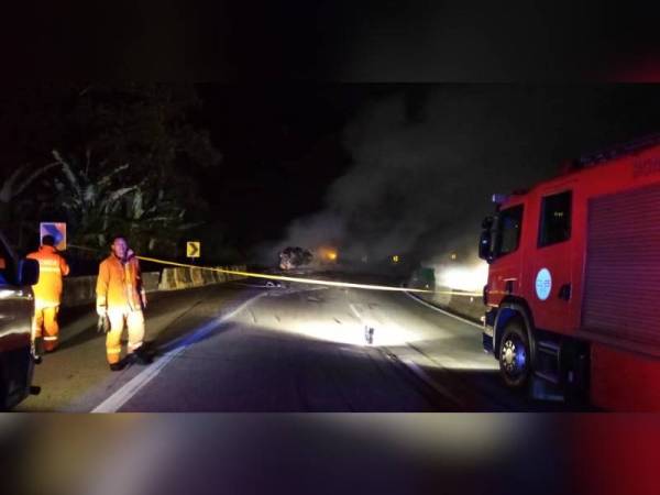 Kawasan kejadian yang menyaksikan insiden lori tangki membawa muatan bahan kimia terbalik di tempat kejadian malam tadi.