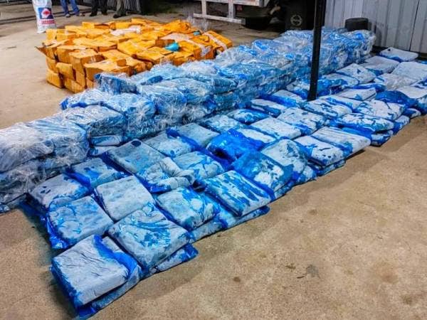 Cubaan menyeludup masuk ayam sejuk beku seberat 3.87 tan secara tidak sah ke negara ini gagal apabila kegiataan itu berjaya dipatahkan oleh PGA Batalion 7 Kuantan malam tadi.