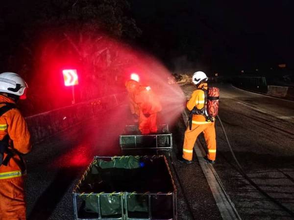 Anggota bomba bersama peralatan yang digunakan untuk operasi tersebut.