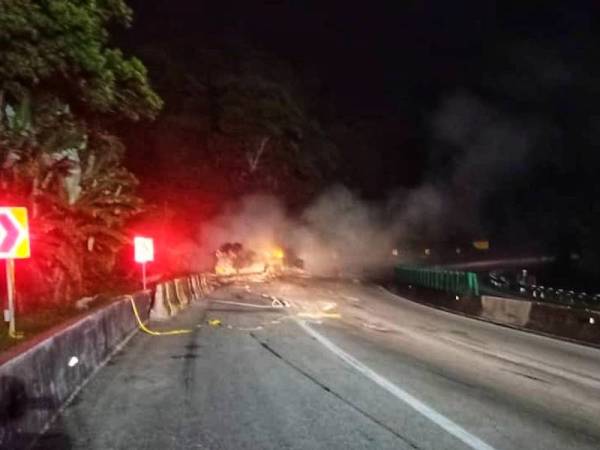 Keadaan lori tangki yang terbalik di Lebuhraya Kuala Lumpur-Karak KM43.2 hala timur malam tadi.