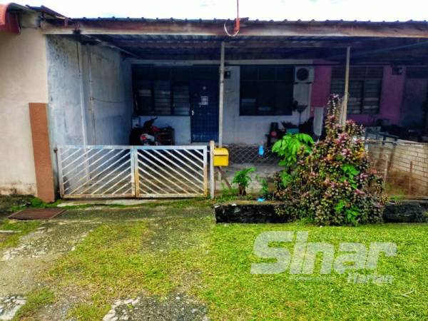 Mayat mangsa ditemui terbaring di ruang tamu rumah sewanya oleh rakan mangsa malam tadi.