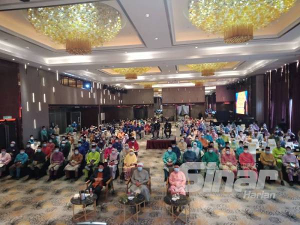 Zulkifli bergambar bersama peserta dalam Majlis Tilawah dan Hafazan Al-Quran Kafa peringkat kebangsaan di Hotel Geno, Shah Alam hari ini.