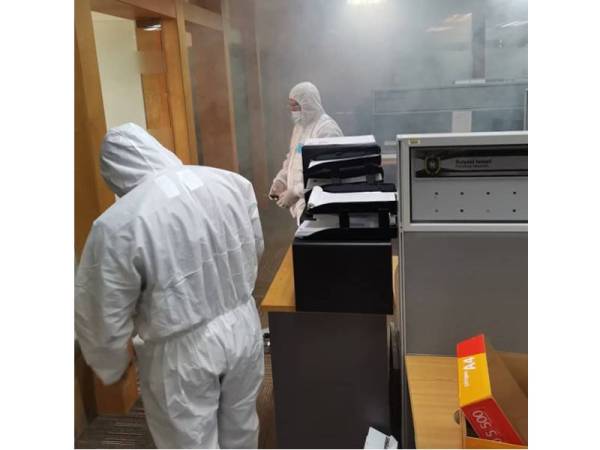 Proses disinfeksi dilakukan di kampus utama UniSZA di Gong Badak, Kuala Nerus hari ini. (Foto: UniSZA)