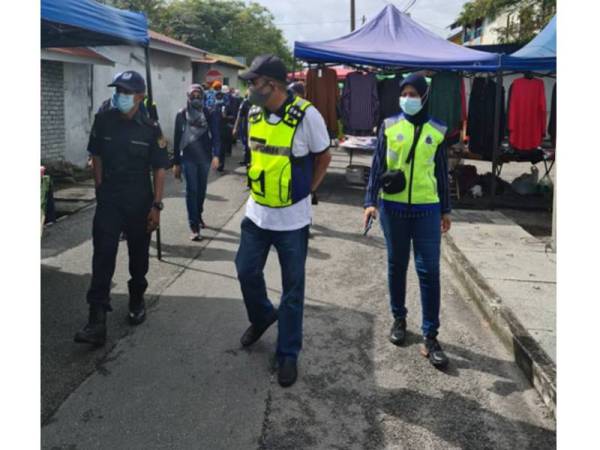 Noorzainy melakukan pemantauan Pasar Pagi Penaga hari ini.