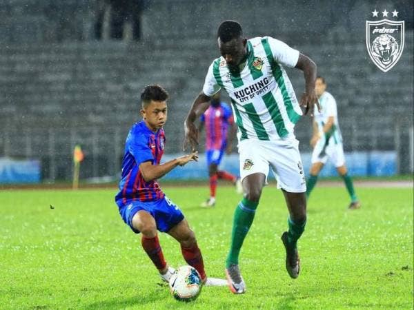 Kuching FA mencatat kemenangan keempatnya dalam saingan Liga Premier selepas menewaskan JDT II 2-1 di Stadium Negeri di sini malam ini. - Foto Johor Southern Tigers