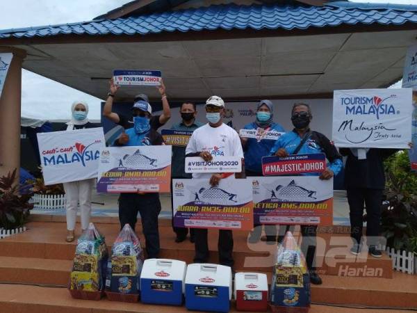 Peserta-peserta yang memenangi pertandingan TMST 2020 di Pantai Dataran Kembara Mersing di Mersing Sabtu lalu.