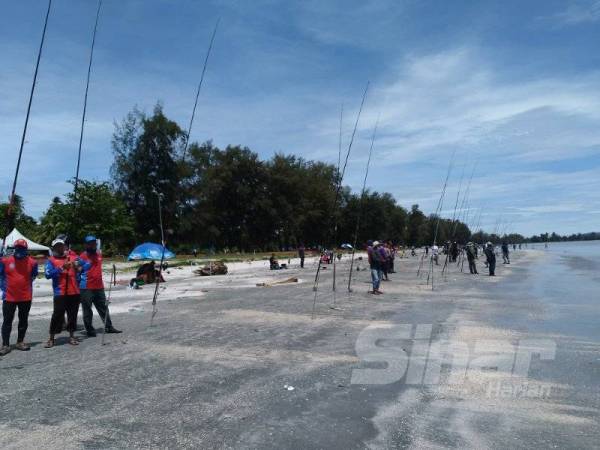 Pemancing mengambil bahagian dalam pertandingan TMST 2020 di Pantai Dataran Kembara Mersing di Mersing Sabtu lalu.