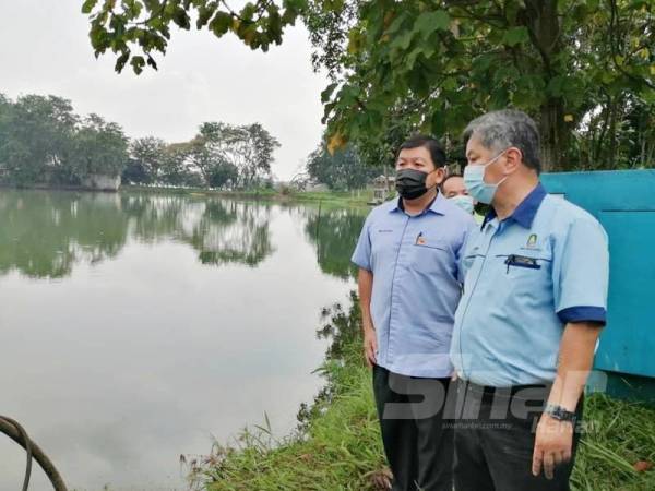 Loy Sian (kiri) meninjau Tasik Idaman, Sungai Buah yang diletakkan pam untuk pencairan air ke Sungai Semenyih.