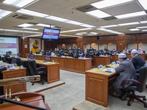 Mesyuarat MKN yang dipengerusikan oleh Ahmad berlangsung di Kompleks Kota Darulnaim membincangkan mengenai penularan pandemik Covid-19 di Kelantan.