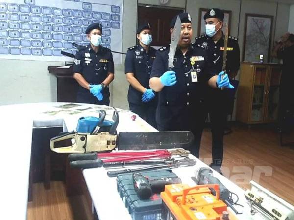 Azhar menunjukkan dua bilah parang yang digunakan suspek untuk menjalankan kegiatan curi kabel.