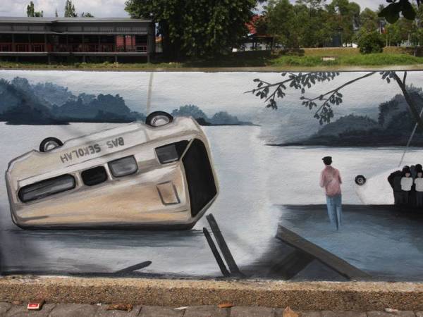Mural bas sekolah yang terbabit dalam tragedi feri karam di Sungai Kerian pada 13 September 1972 mengakibatkan 27 orang kebanyakannya pelajar sekolah maut. - Foto Bernama