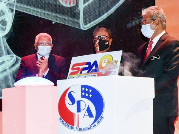 Zainal (tengah) melancarkan SPA9 hari ini. Turut sama Timbalan Pengerusi SPA, Datuk Seri Zoal Azha Yusof (kiri) dan Setiausaha SPA, Datuk Zohari Said (kanan).