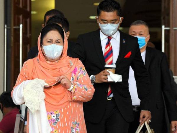 Rosmah (kiri) keluar dari mahkamah selepas hadir bagi sambung perbicaraan kes rasuah yang dihadapinya berhubung projek solar hibrid di sekolah luar bandar Sarawak di Mahkamah Tinggi hari ini.