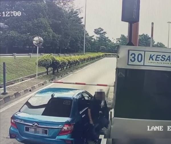 Polis tahan pemandu kereta simbah air minuman kepada jurutol dalam kejadian di Plaza Tol Lebuhraya Shah Alam (KESAS), Subang Jaya, semalam.