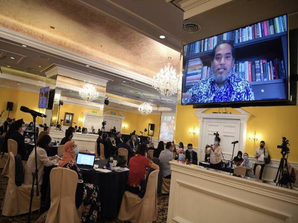 Menteri Sains, Teknologi dan Inovasi Khairy Jamaluddin Abu Bakar memberi ucapan perasmian melalui aplikasi 'Skype' sempena Majlis Forum Digitalisasi Malaysia 2020 di sebuah hotel hari ini. - Foto Bernama